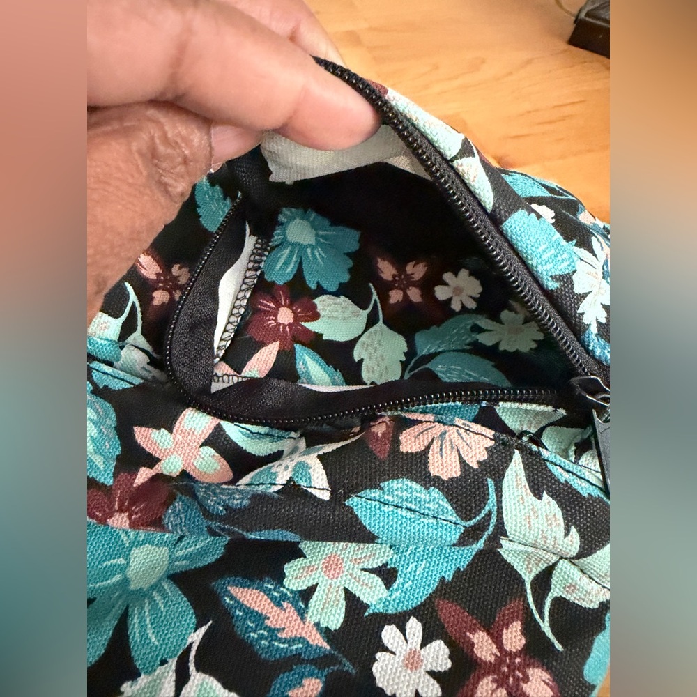 Kavu Floral Pattern Rope Sling Bag - Picture 12 of 17